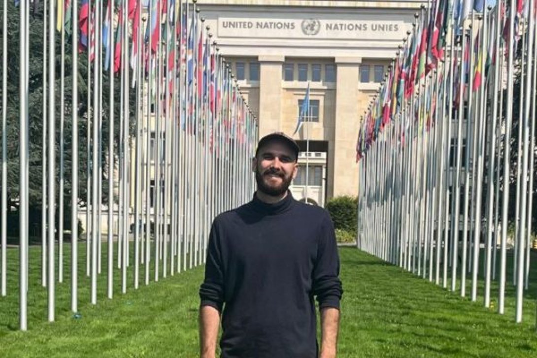 El periodista Mario Luis Reyes en la sede de la ONU, en Ginebra, asistendo al Examen Periódico Universal (EPU).