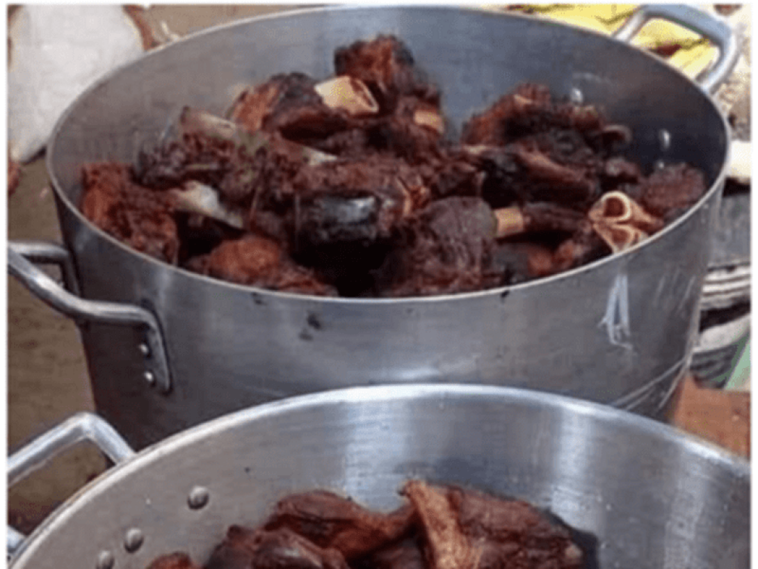 Masas de cerdo fritas en dos ollas.