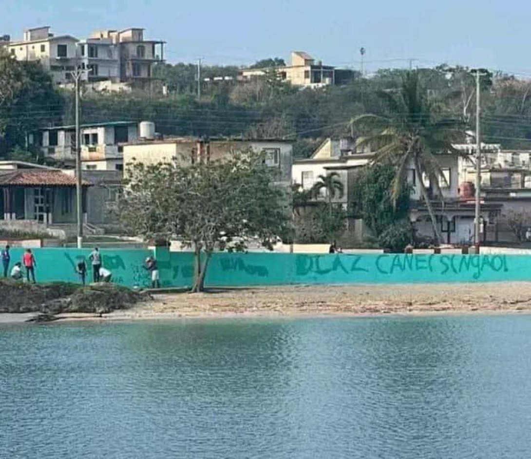 Pintada de "Díaz-Canel Singao" en El Tenis, Matanzas.