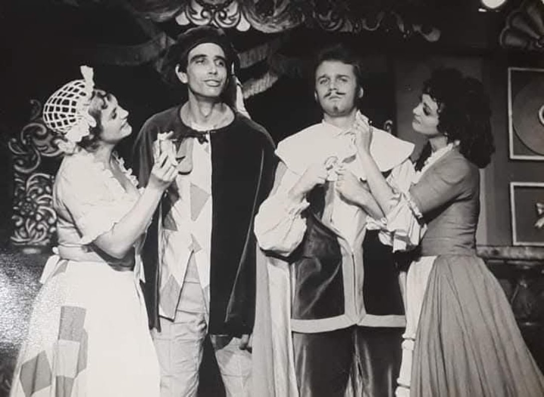 Mauricio Rentería en El burgués gentilhombre, de Molière, del Grupo Teatral Rita Montaner; foto en blanco y negro en escena.