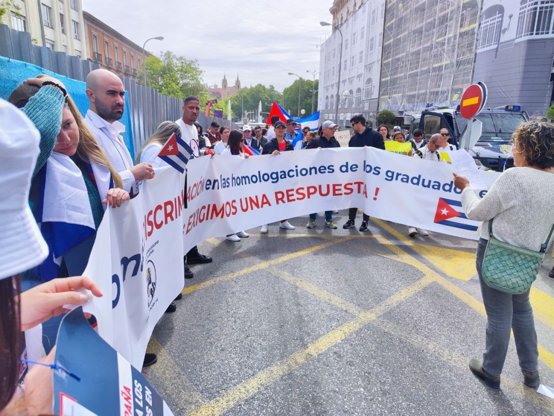 Médicos cubanos exigen en Madrid la homologación de su título.