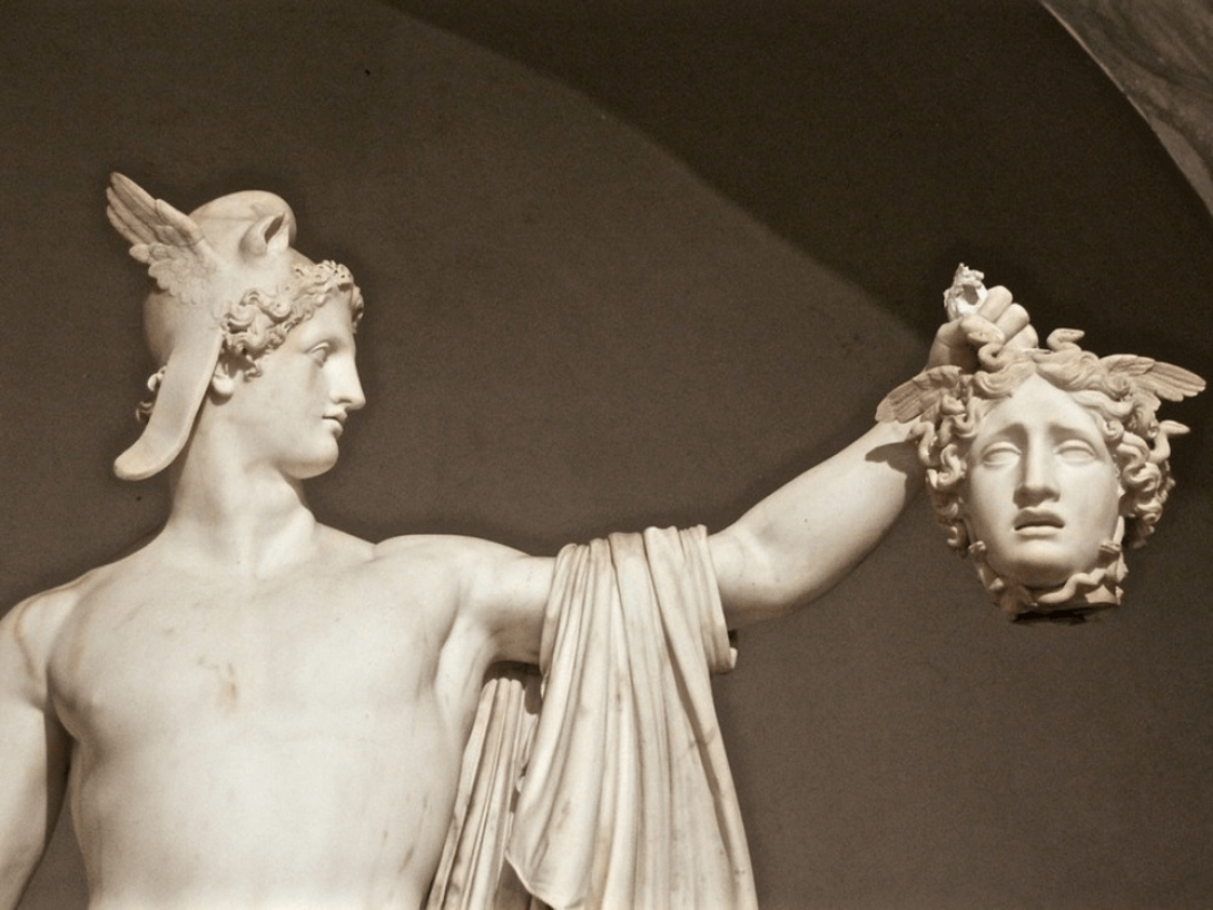 Cabeza de Medusa decapitada es sostenida por Perseo.