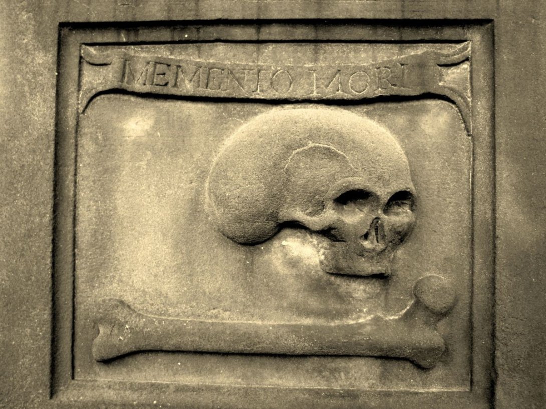 "Memento Mori" (1746), grabado en piedra, Iglesia parroquial St. Cuthbert, Edimburgo, Escocia.