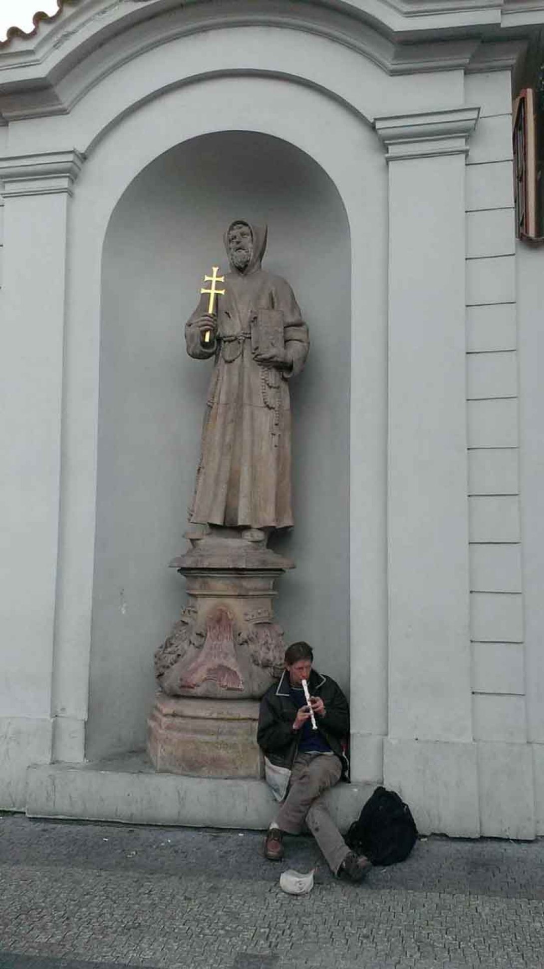 Mendigo ante estatua. Foto: Francis Sánchez
