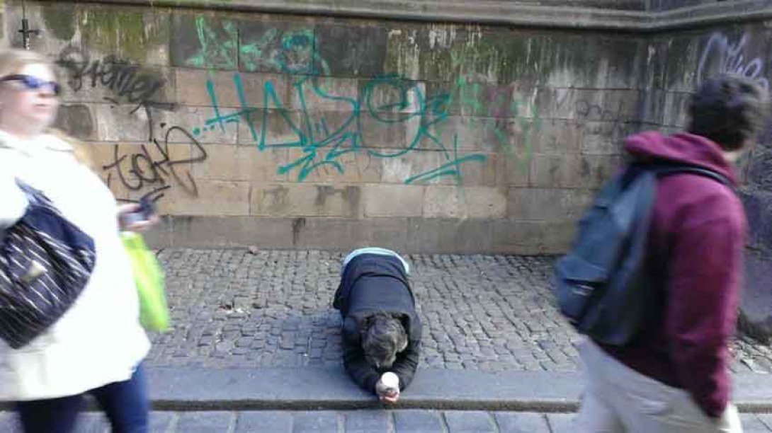 Mendigo acostado. Foto: Francis Sánchez