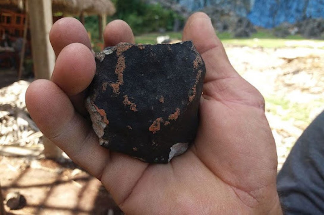 Fragmento del meteorito que cayó en Viñales en 2019.