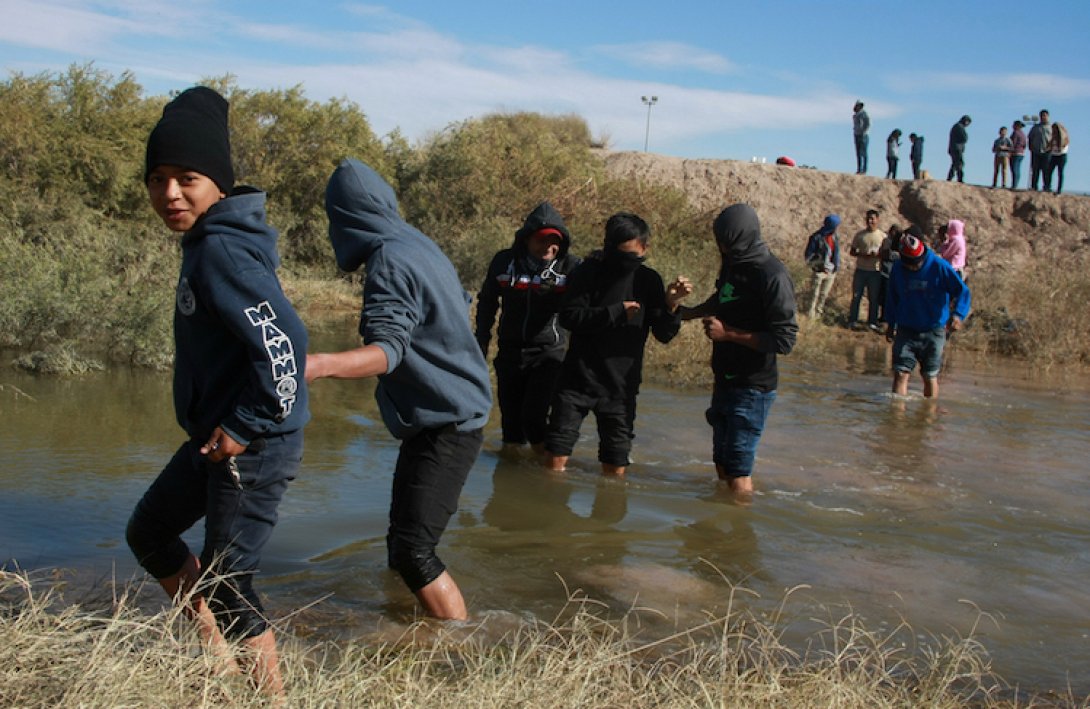 Migrantes cubanos cruzando el río Bravo.