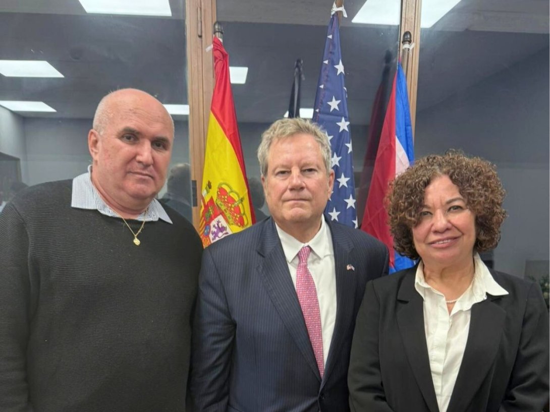 Ileana Álvarez, directora de "Alas Tensas" y Francis Sánchez, director de "Árbol Invertido", junto a Mike Hammer. Madrid, 18 de febrero de 2026.