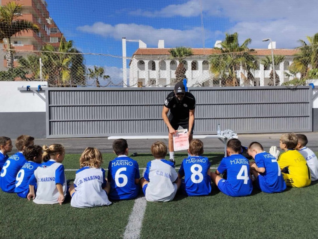 Miki Duque entrenando a niños.