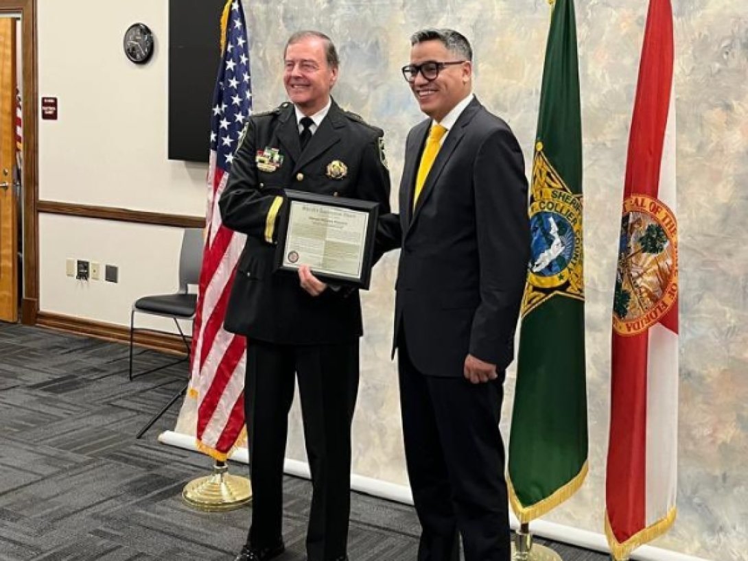 Manuel Milanés (derecha) recibiendo el Sheriff’s Appreciation Award, otorgado por el condado de Collier, Florida, EEUU.