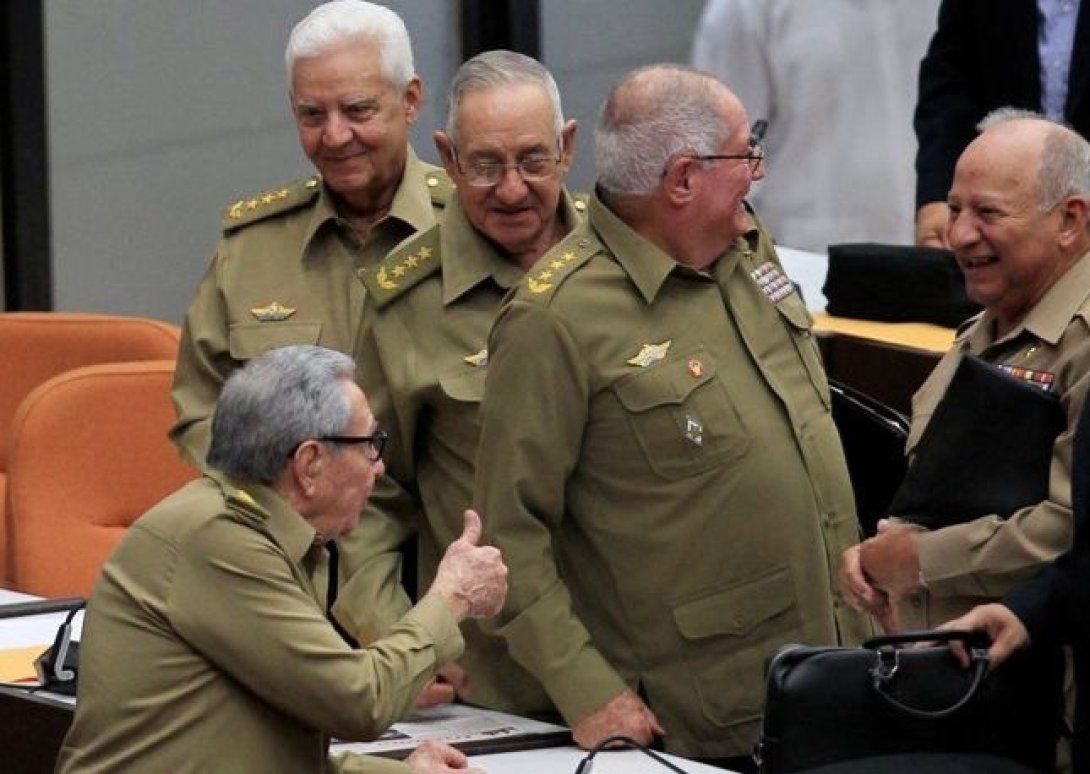 Raúl Castro y dirigentes históricos de la cúpula militar cubana.