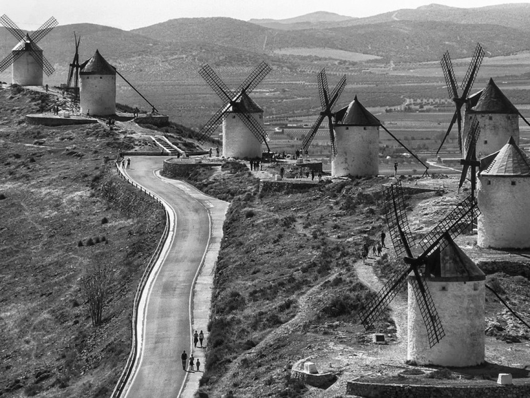 Molinos de viento atravesados por un camino. 