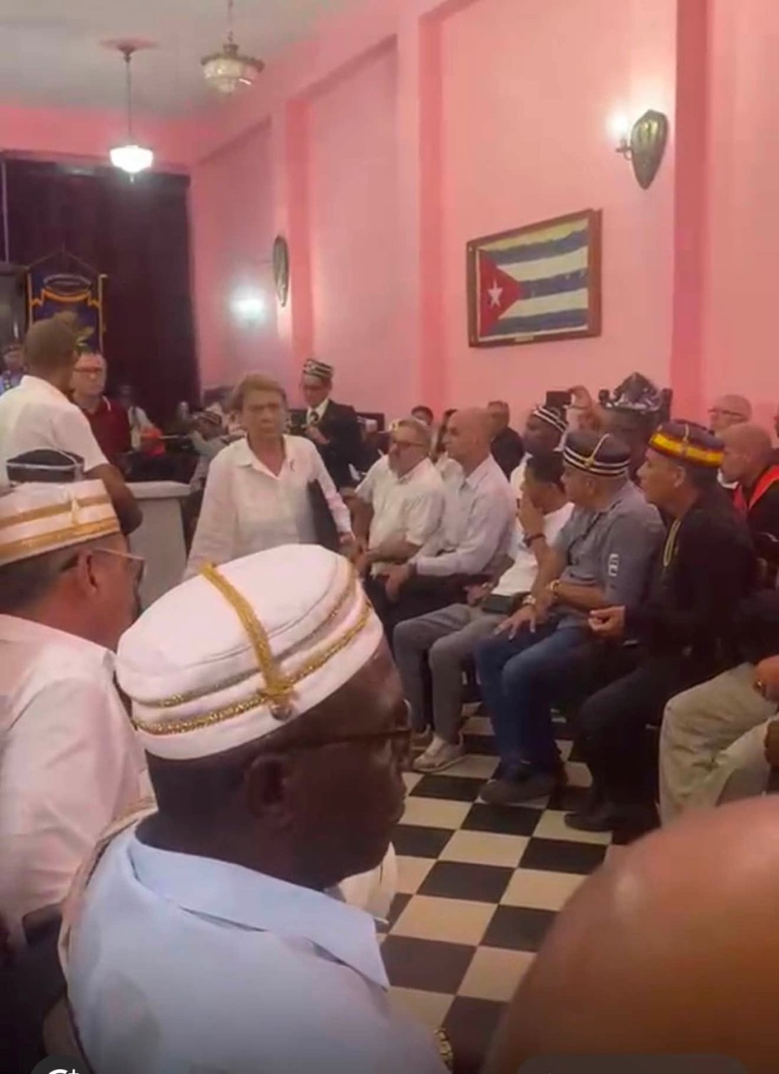 Miriam Marta García Meriño, directora de Asociaciones del Ministerio de Justicia, marchándose de la reunión del Supremo Consejo del Grado 33 para la República de Cuba (7 de agosto de 2026).