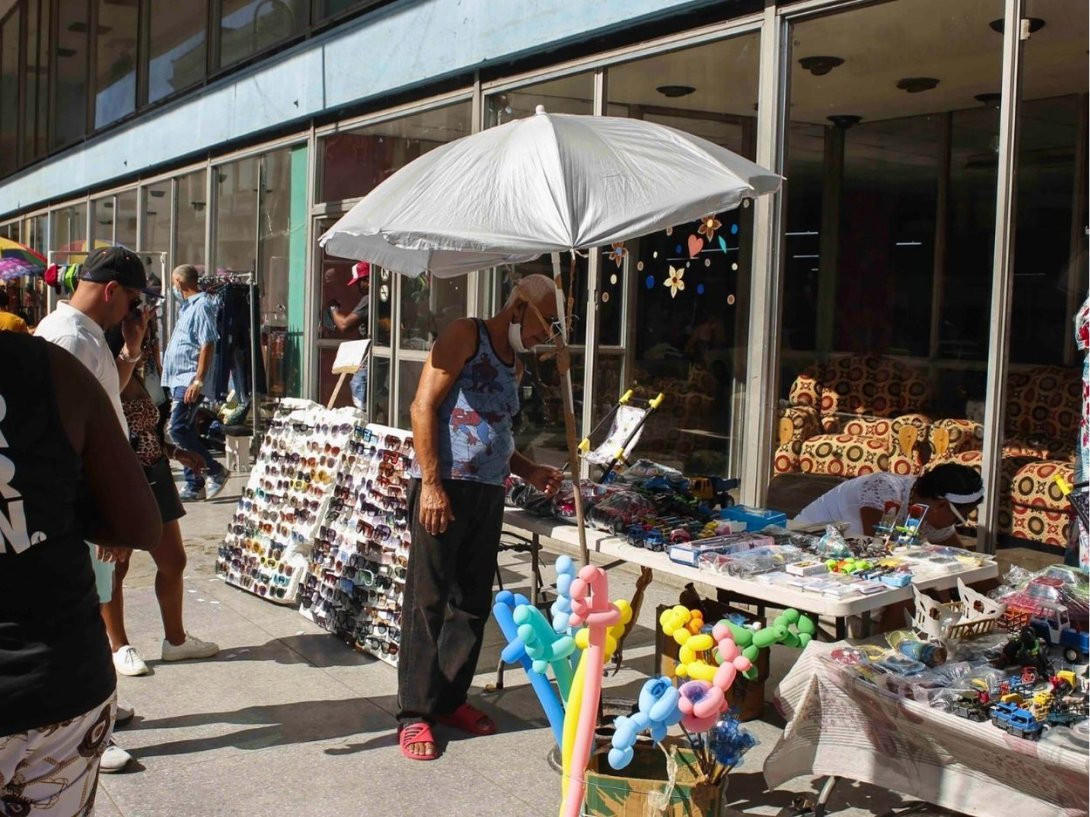 Comercios privados en las calles de Cuba.