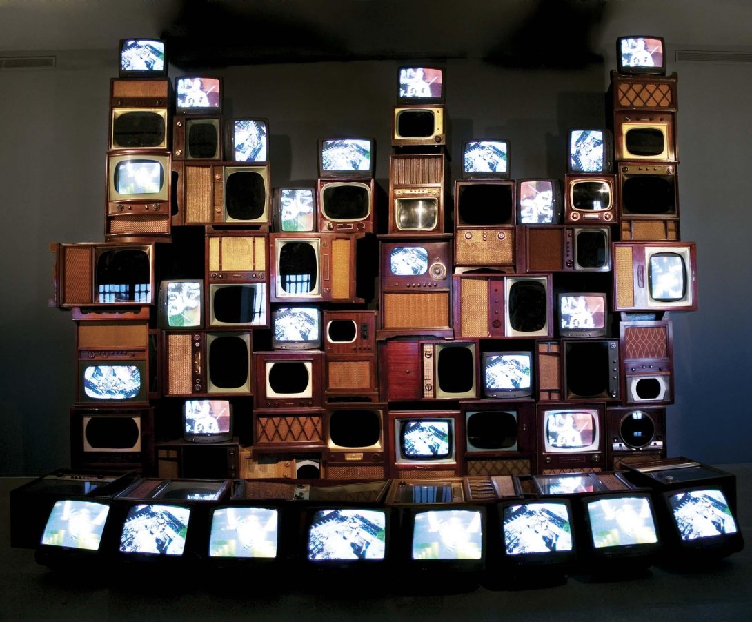 Obra Mirage Stage (muchos televisores juntos), de Nam June Paik