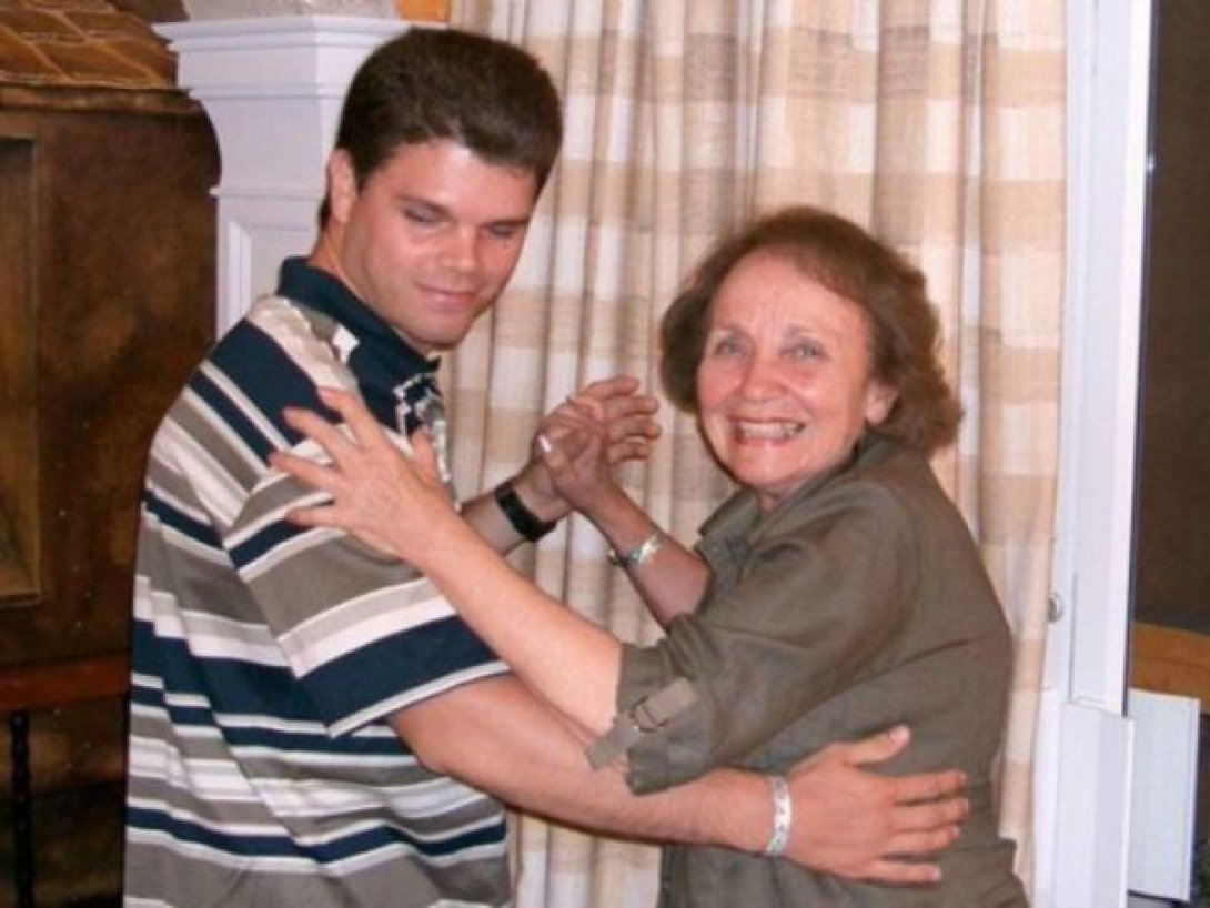 Mirta Díaz-Balart junto a Fidel Antonio Castro Smirnov, su nieto.