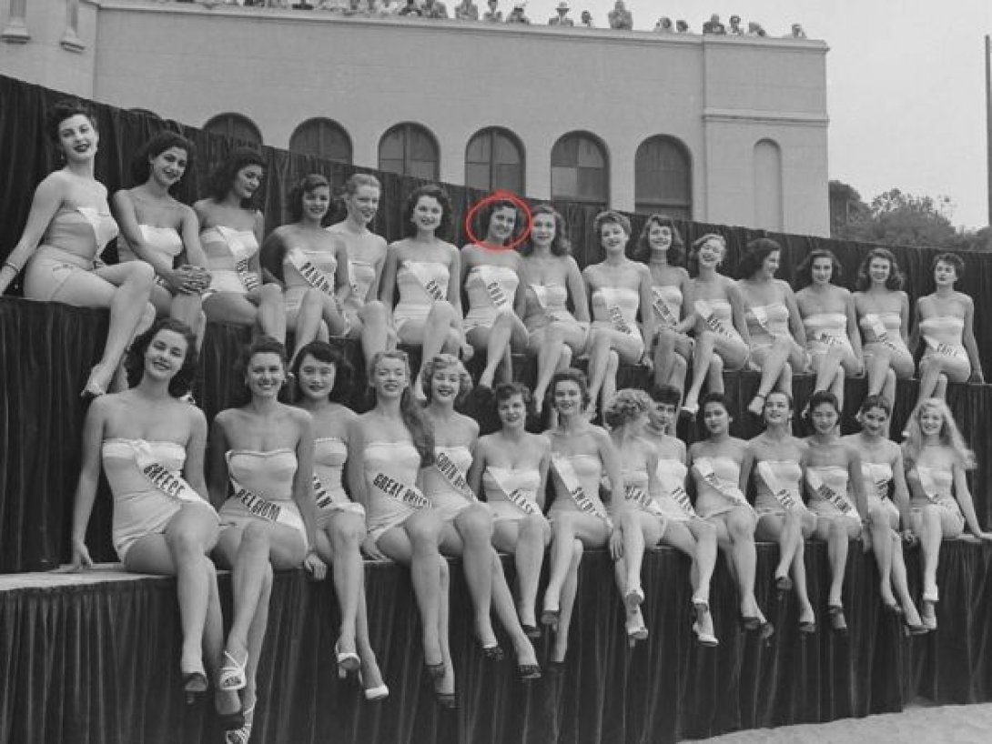 Imagen del certamen Miss Universo 1952, con Gladys López de Cuba señalada en rojo entre otras concursantes.