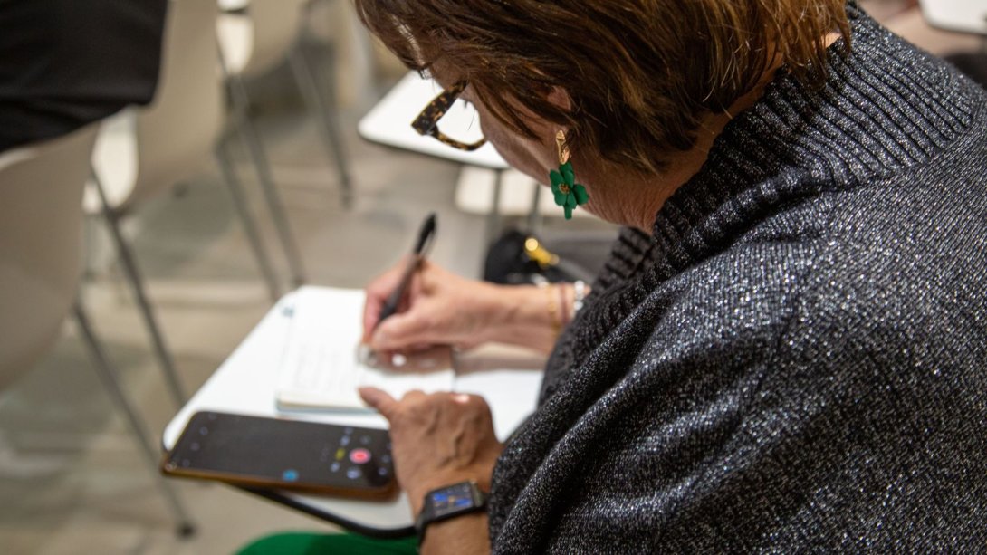 La traductora literaria, profesora y periodista cubana Mónica Olivera en el evento "Escritoras cubanas en Madrid" (23 de abril de 2026).