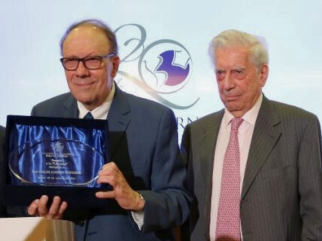 El periodista y escritor cubano Carlos Alberto Montaner con el Premio Nobel de Literatura Mario Vargas Llosa durante la entrega del Premio a la Libertad de la Fundación Internacional para la Libertad (FIL)) en 2022.