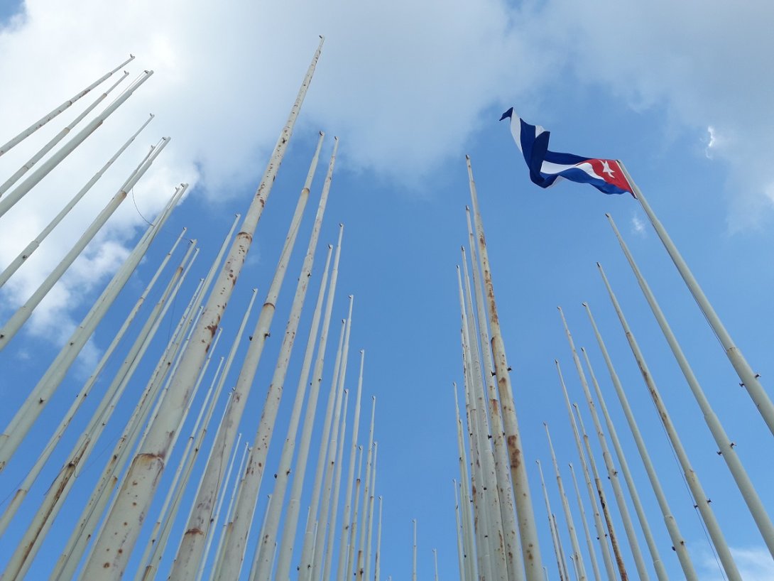 Bandera cubana enntre astas vacías en monte de banderas en La Habana.