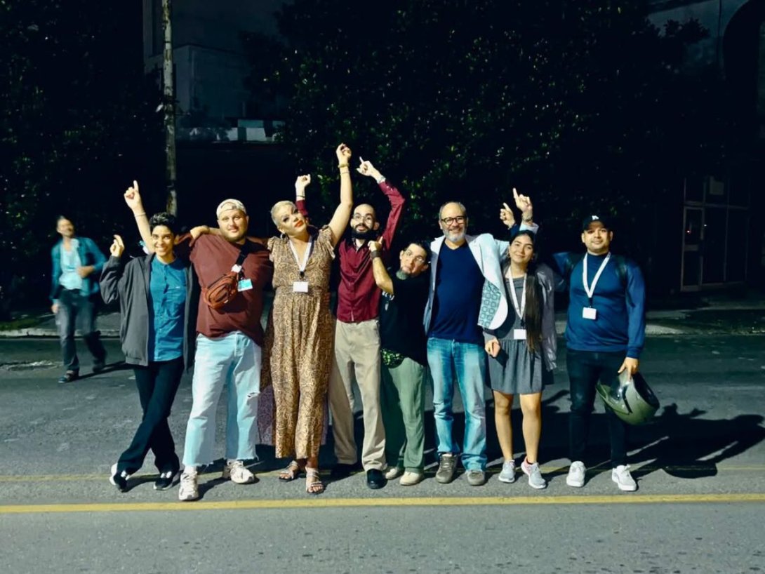 El realizador cubano Orlando Mora y parte del equipo de realización de "Matar un hombre" ante el cine 23 y 12 en La Habana, apagado (9 de diciembre de 2024).