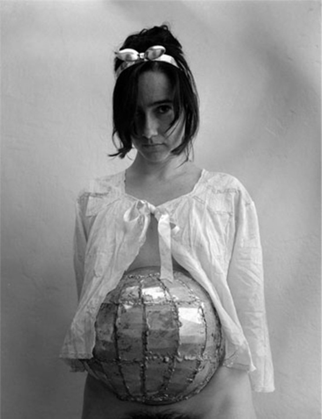 "Consumir preferentemente antes los 30 años de fabricación" (1998) de Cirenaica Moreira. 