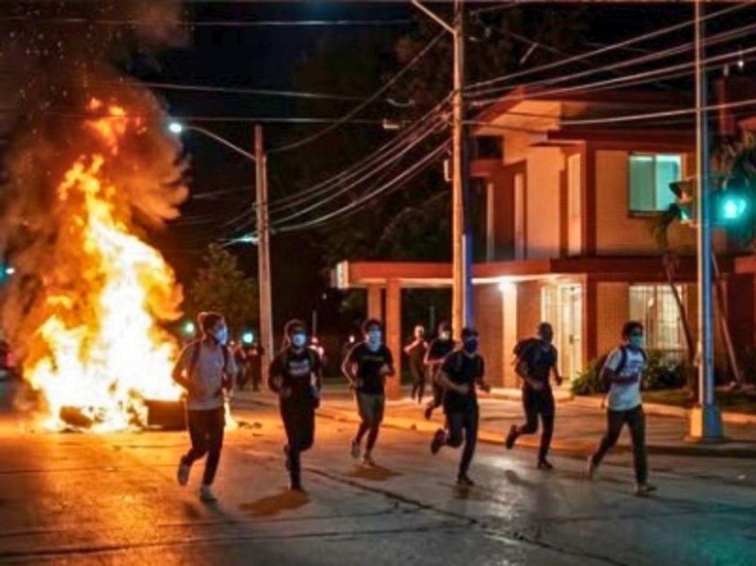 Captura de un video filmado en Morón en la madrugada del 14 de marzo de 2026 durante las protestas masivas.