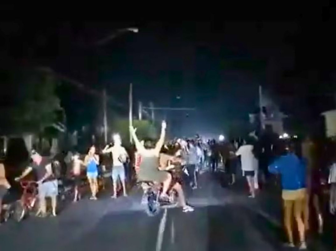 Captura de un video filmado en Morón en la madrugada del 14 de marzo de 2026 durante las protestas masivas.