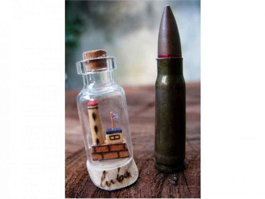 Morro de La Habana en miniatura y bala de fusil. Foto: Yoel Suárez