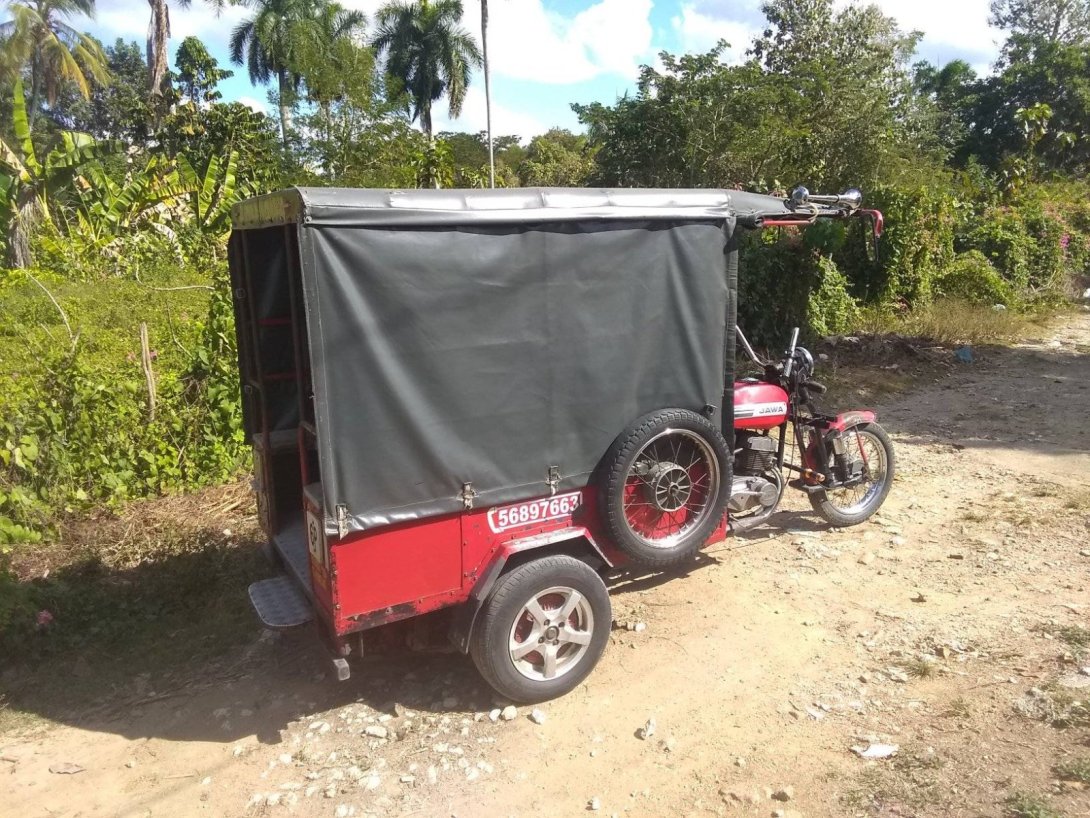 motocicleta con remolque