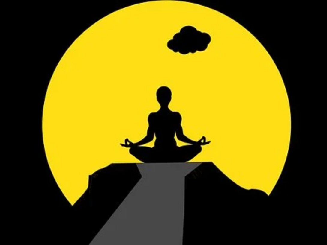 Persona meditando en una montaña frente al sol.