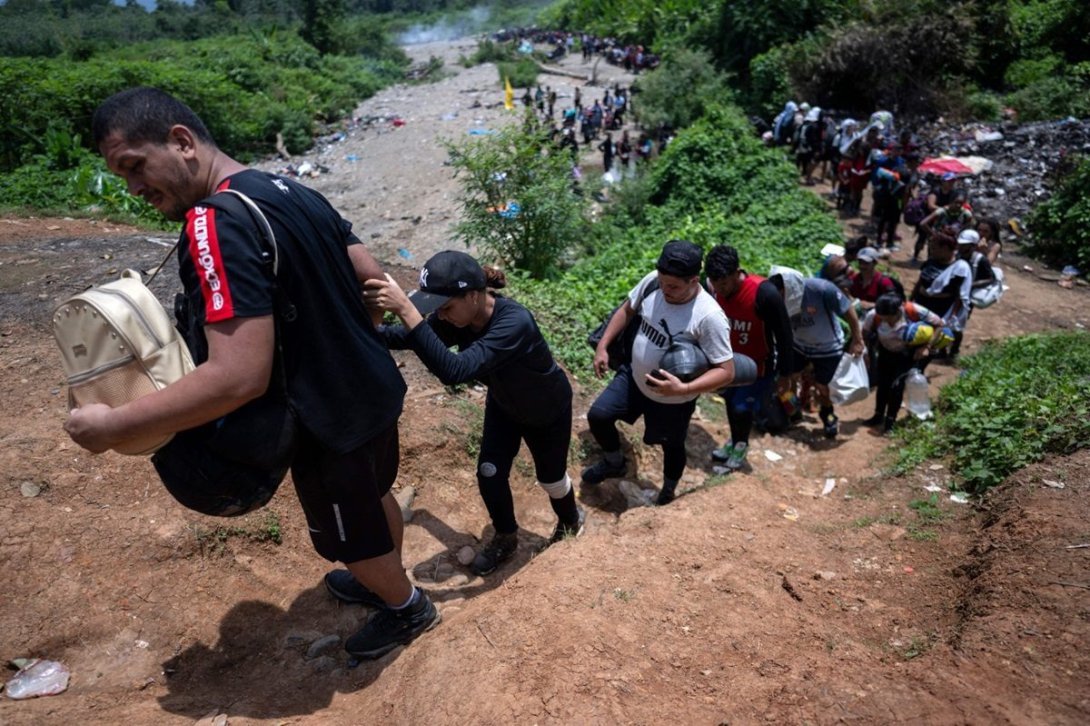 Migrantes cubanos cruzando la selva del Darién (2024). Foto: AFP.