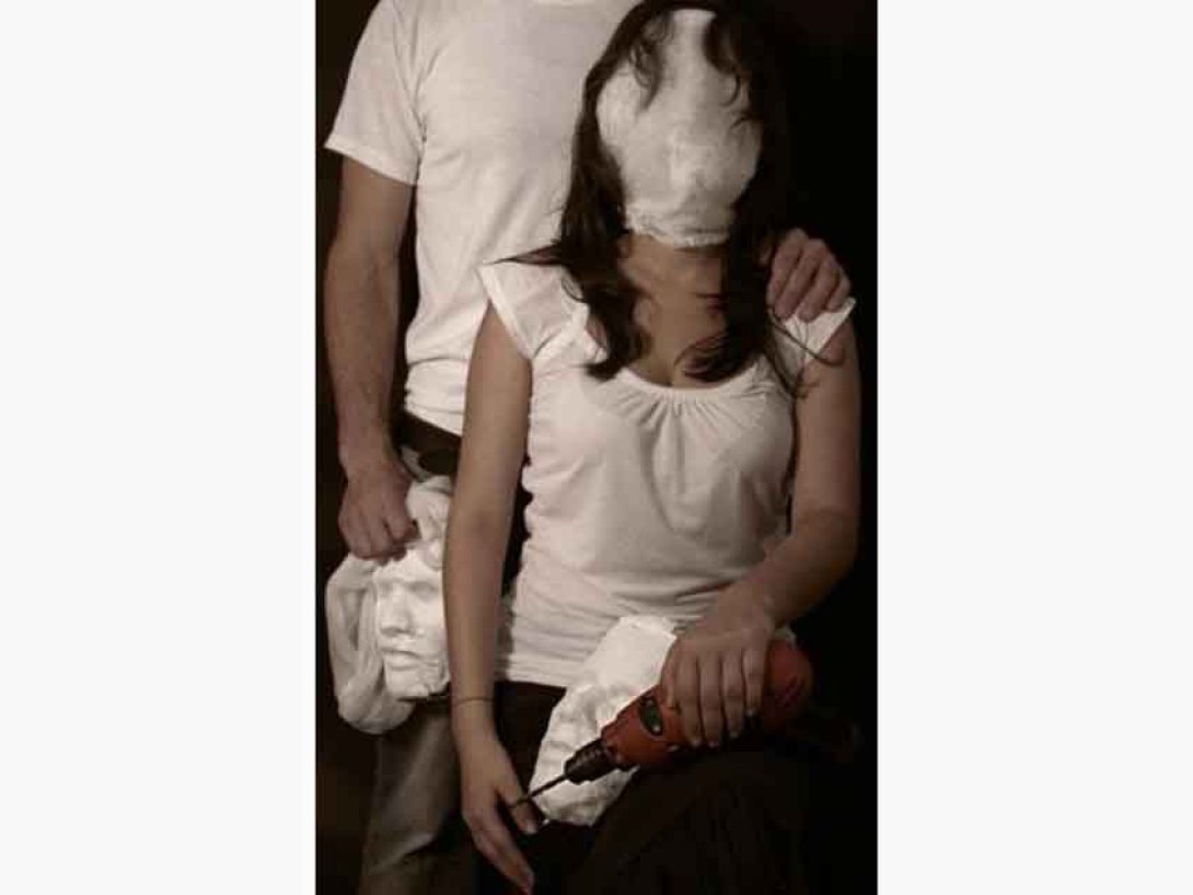 Mujer con máscara y taladro. Foto: Dunia Cordero