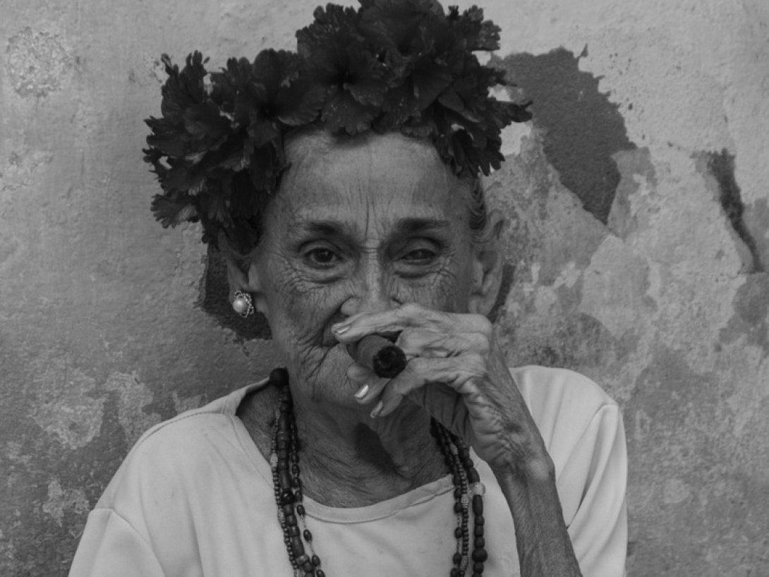Mujer cubana anciana fumando un tabaco.