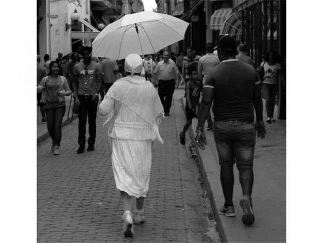 Mujer vestida de blanco. Foto: Francis Sánchez