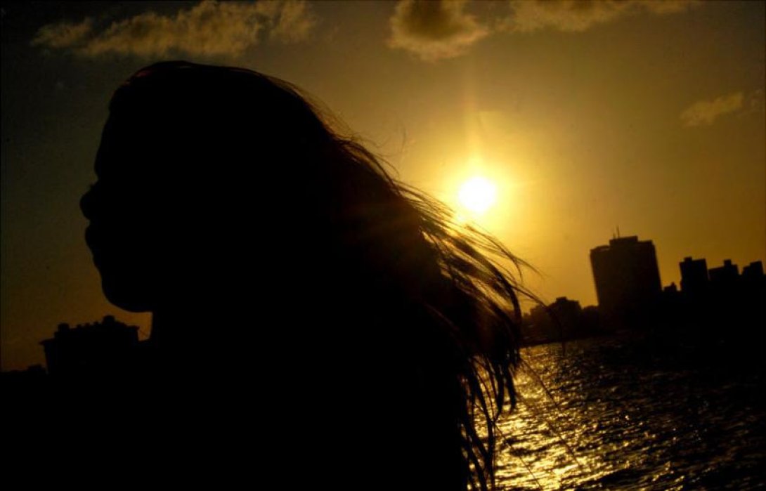 Mujer frente al mar en La Habana. Foto: Frank Ernesto Carranza