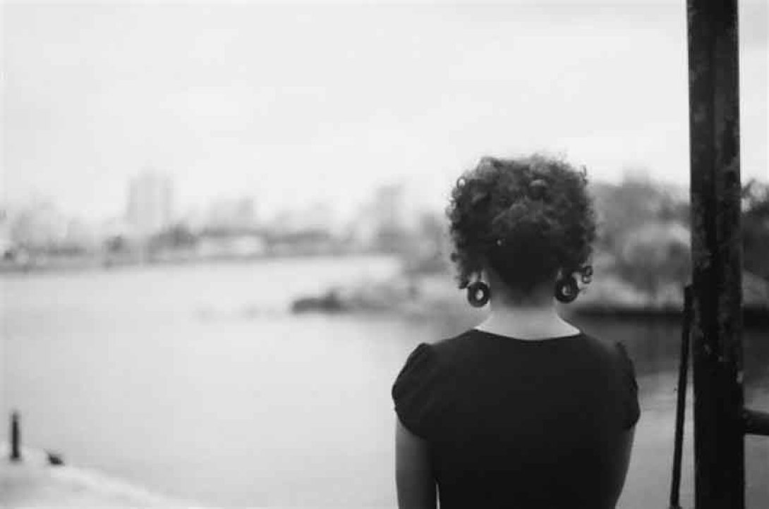 Mujer ante el mar. Foto: Etienne