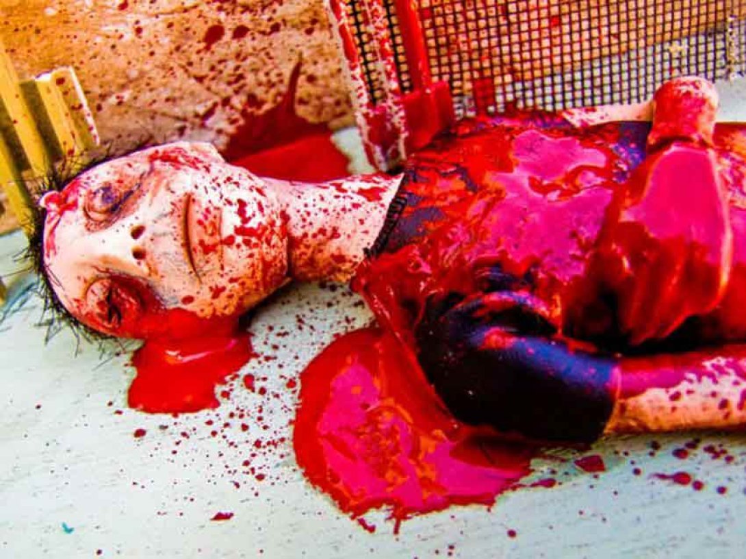 Mujer sangrando (muñeca). Foto: Maikel Domínguez