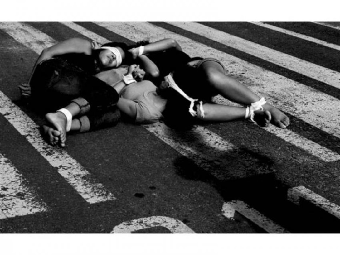 Mujeres atadas sobre la vía pública(performance). Foto: Dunia Cordero