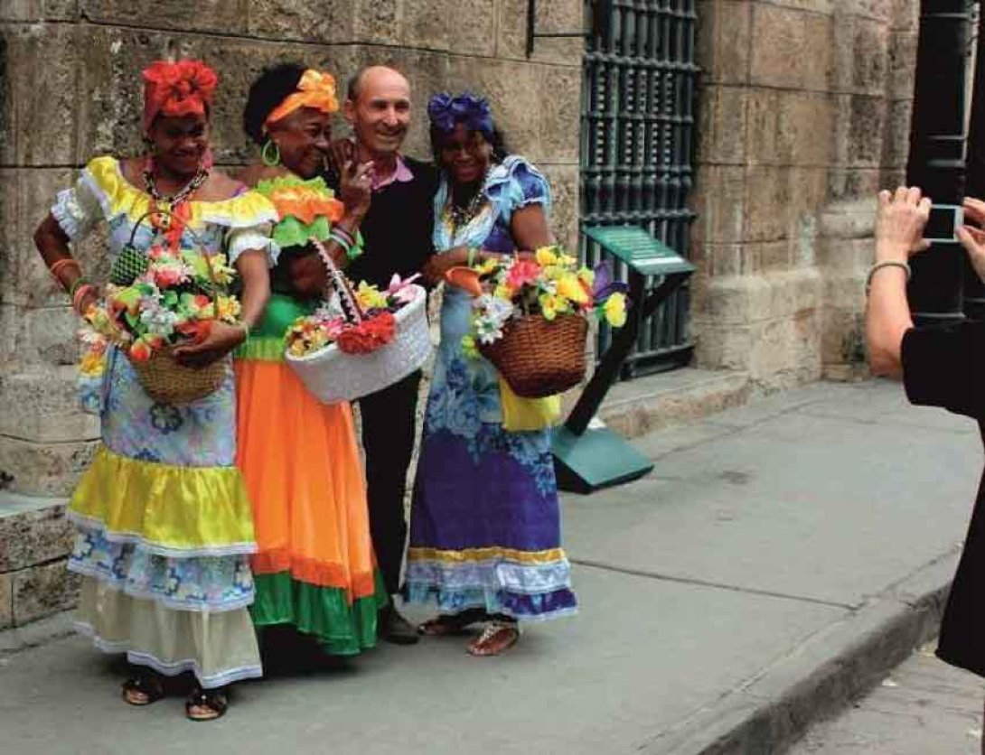 Turista se retrata con tres mulatas. Foto: Francis Sánchez