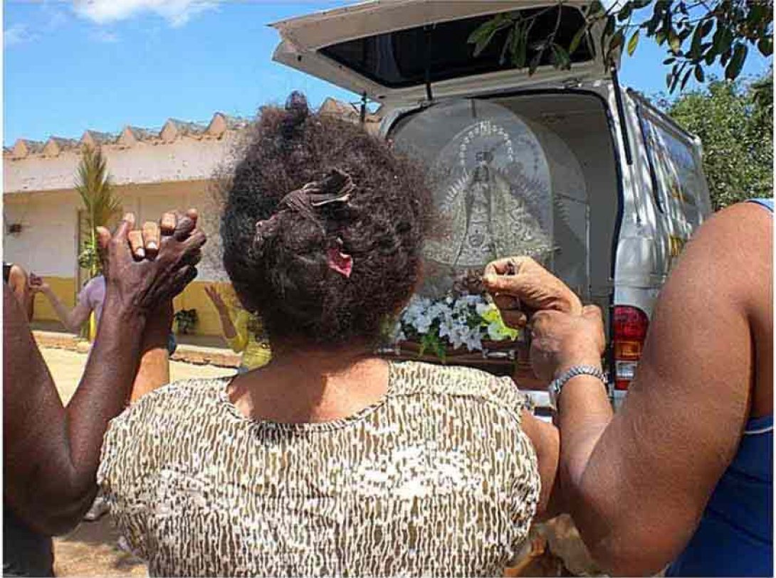Mujeres devotas ante la Virgen. Foto: Ferriol Grasso