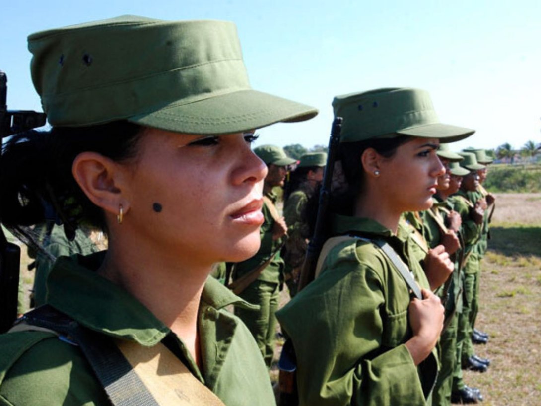 Mujeres cubanas en el servicio militar.