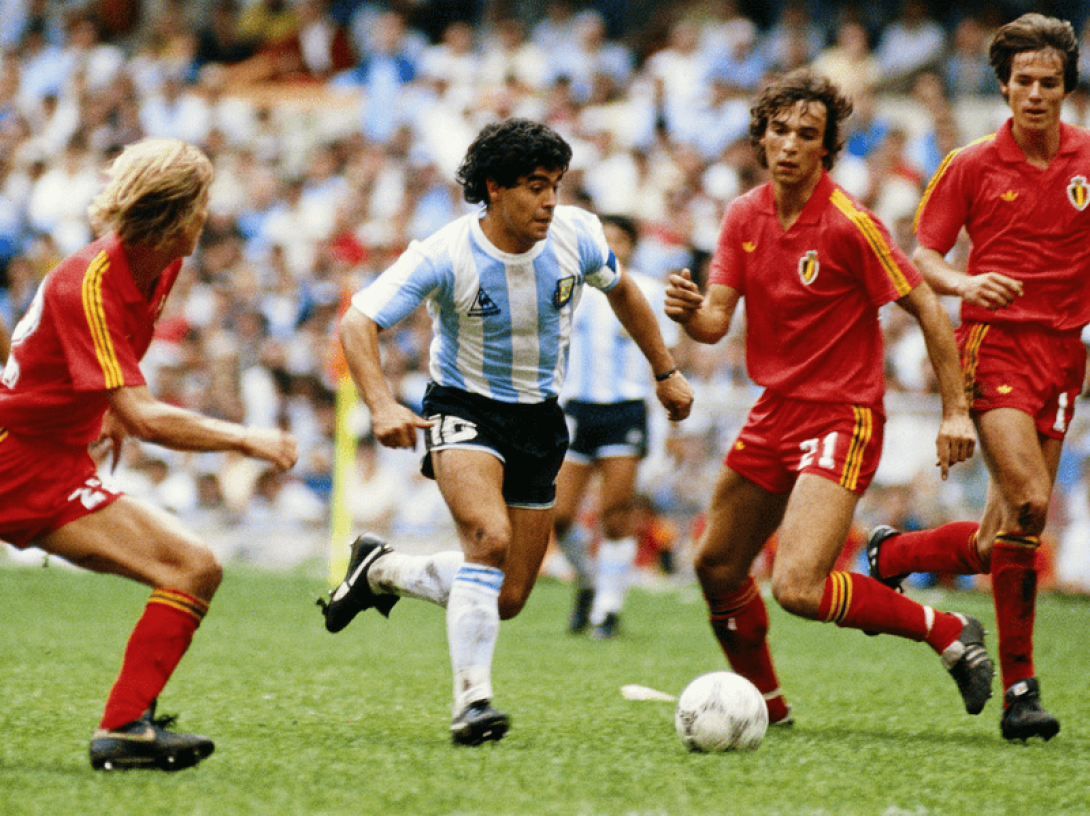 Maradona dominando el balón durante un partido de fútbol Argentina vs. España.