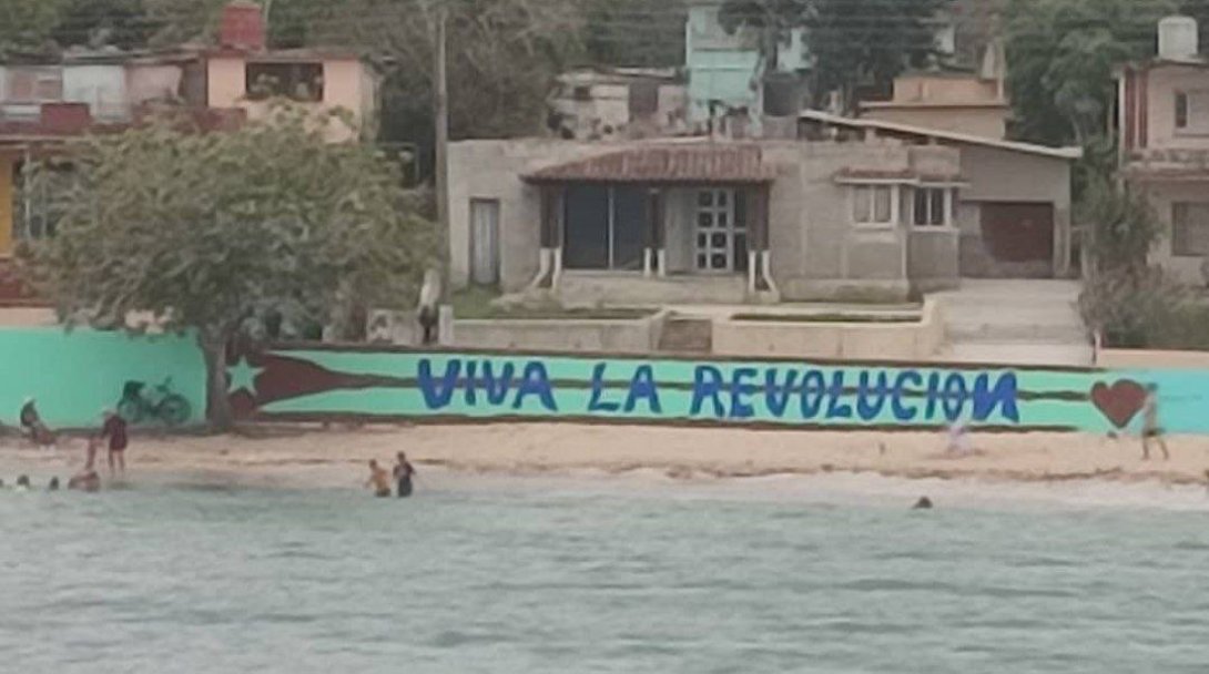 Muro de la playa matancera El Tenis después de que fuera cubierta la pintada contra Díaz-Canel.