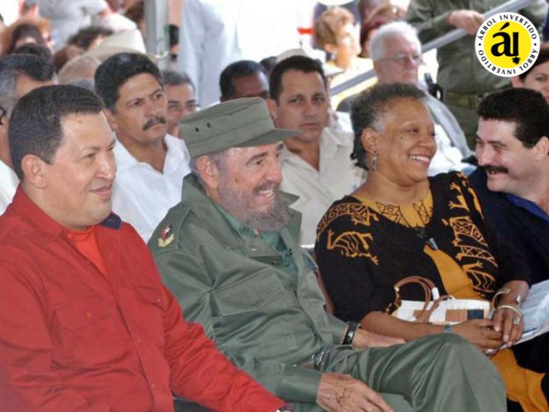 Nancy Morejón junto a Fidel Castro, Hugo Chávez e Iroel Sánchez.