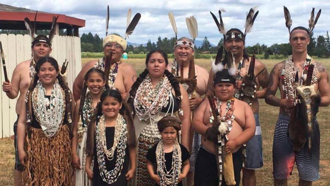 Nativos estadounidenses de la tribu wiyot en 2019.