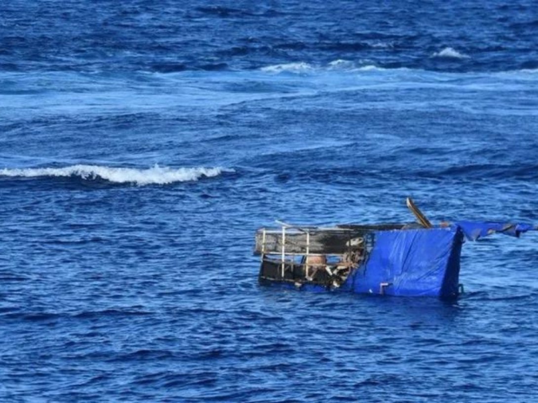 Balsa rústica diseñada por cubanos