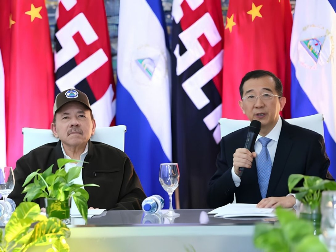 Daniel Ortega junto al vicepresidente de la Conferencia Consultiva Política del Pueblo Chino Yang Zhen (2024). Foto: EFE.