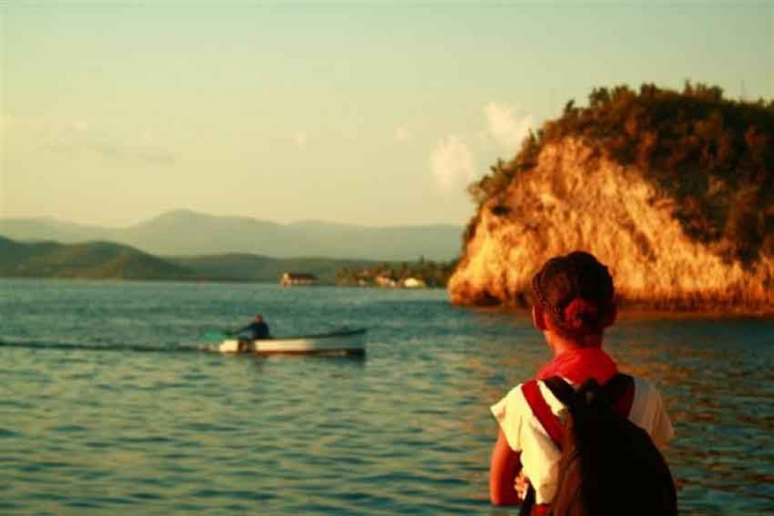 Niña frente al mar. Foto: Israel Moya Torres
