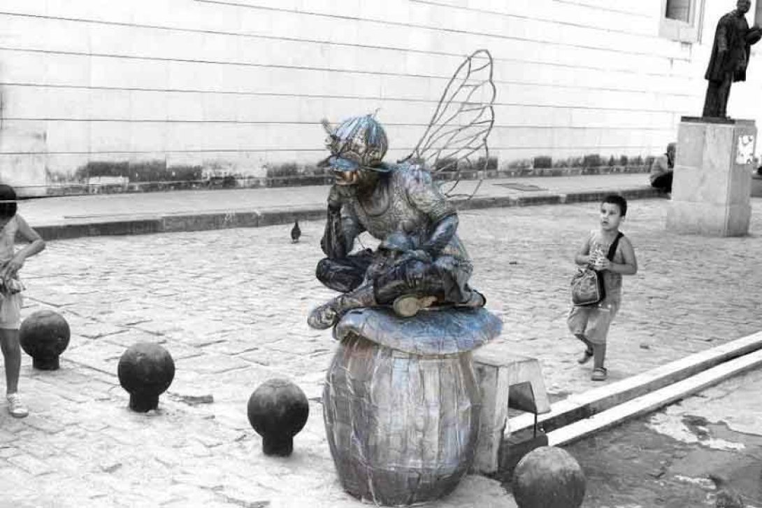 Niño acecha a un ángel. Foto: Francis Sánchez